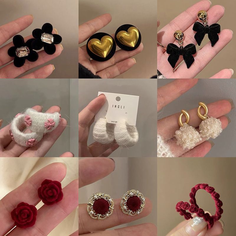 Retro Heart Shape Flower Bow Knot Flocking Inlay Artificial Pearls Rhinestones Women's Earrings 1 Pair