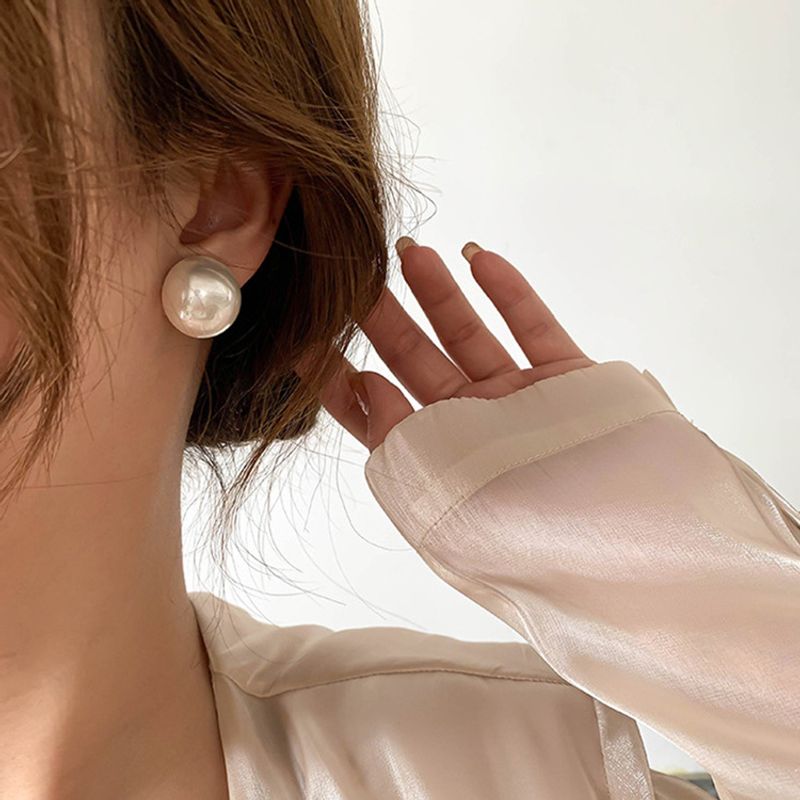 Fashion Round Pearl Women's Ear Studs 1 Pair