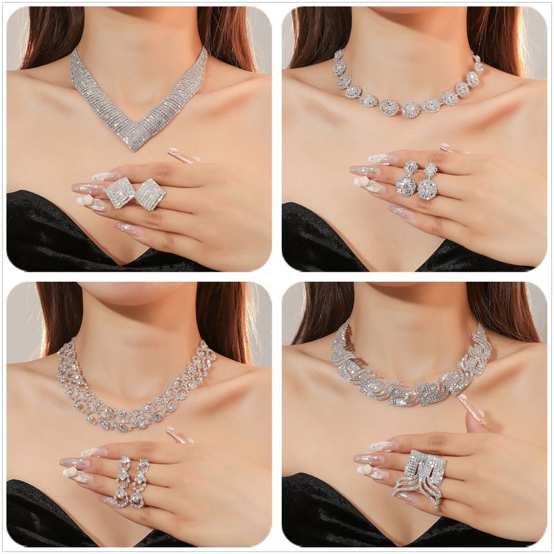 Mujeres De Lujo Moda Rombos Aleación Diamantes De Imitación Pendientes Collar Conjunto De Joyas Enchapado Diamante Diamantes De Imitación 1 Juego