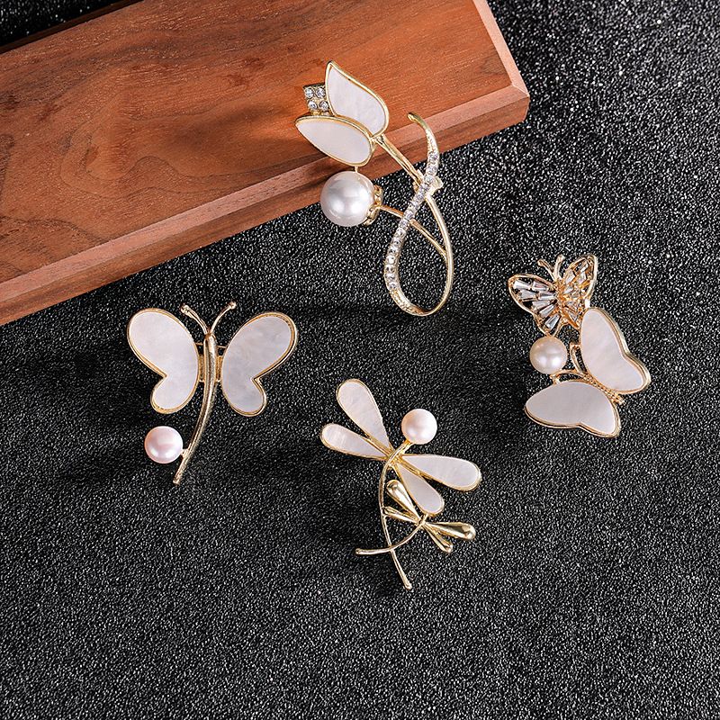 Fashion Flower Butterfly Alloy Plating Inlay Artificial Gemstones Pearl Women's Brooches