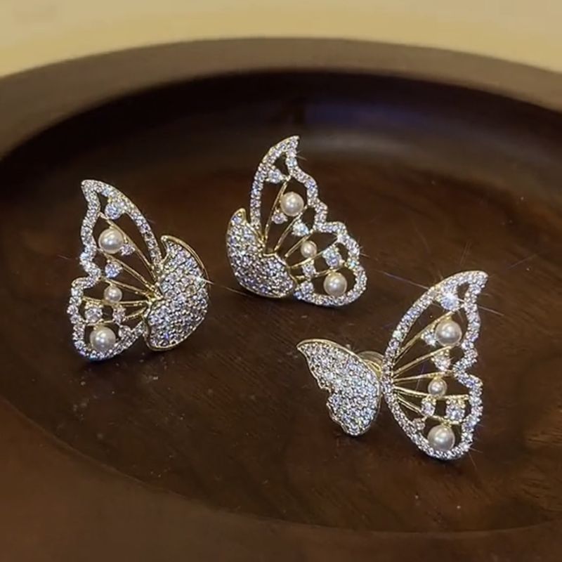 Moda Estilo Simple Mariposa Metal Enchapado Mariposa Piedras Preciosas Artificiales Mujeres Aretes