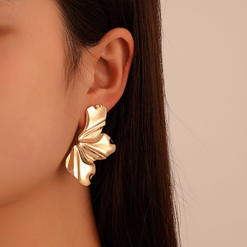 Retro Goldene Blume Ohrringe Temperament Matte Unregelmäßige Blütenblatt Legierung Ohrringe