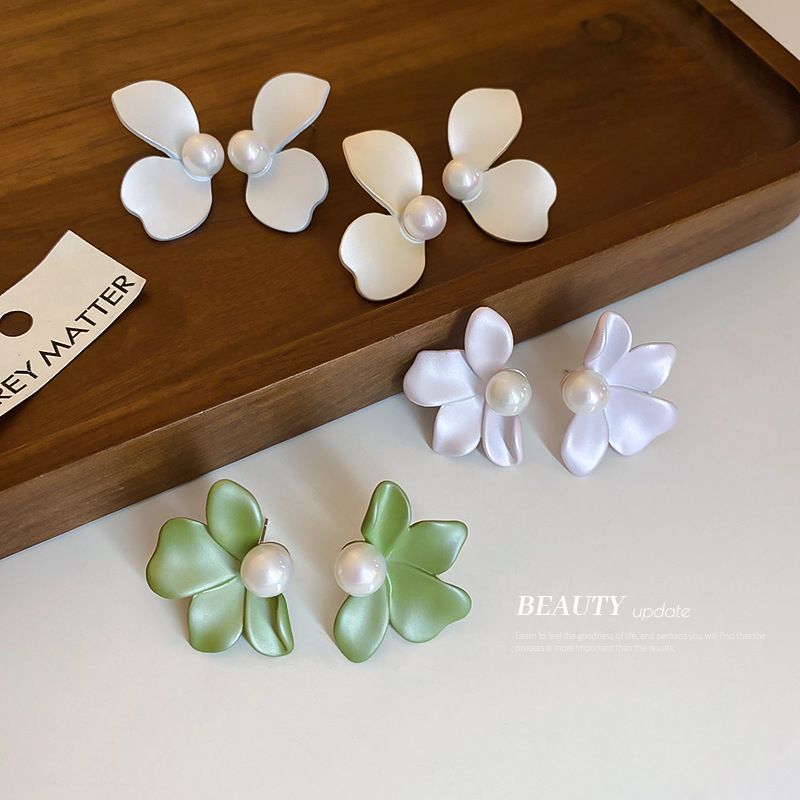 Fashion Inlaid Pearl Petal Solid Color Earrings Wholesale