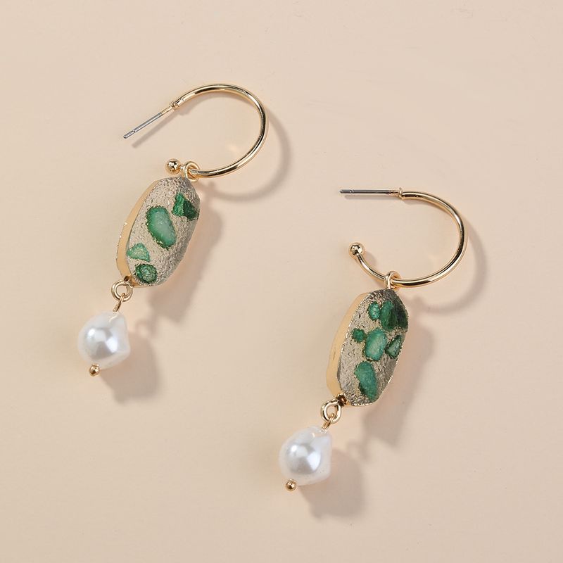 Boucles D&#39;oreilles En Perles Incrustées En Forme De C En Grappe Verte Simple En Gros