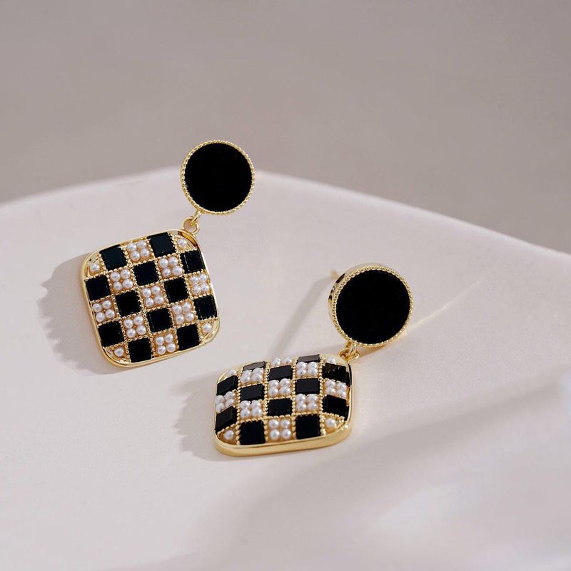 أزياء الأسود والأبيض الشطرنج سبيكة أقراط اللؤلؤ مربع