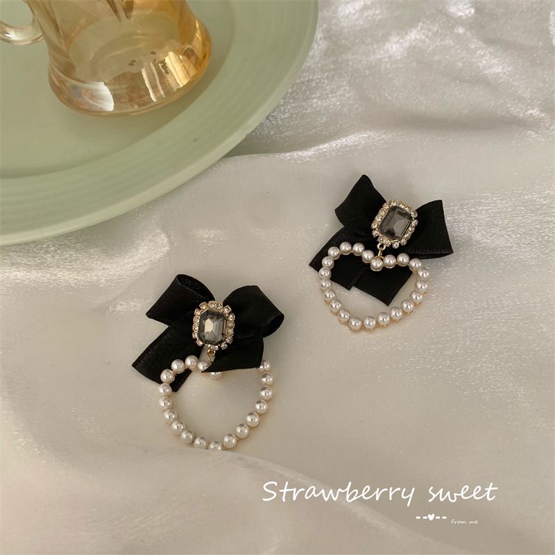 Korean Autumn And Winter New Heart Pearl Retro Bow Alloy Earrings