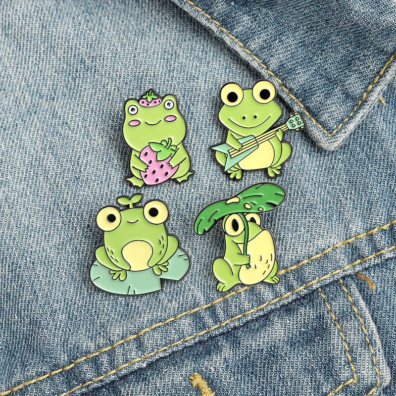 Dessin Animé Mignon Grenouille Feuille De Lotus Fraise Jouant Broche En Alliage De Guitare