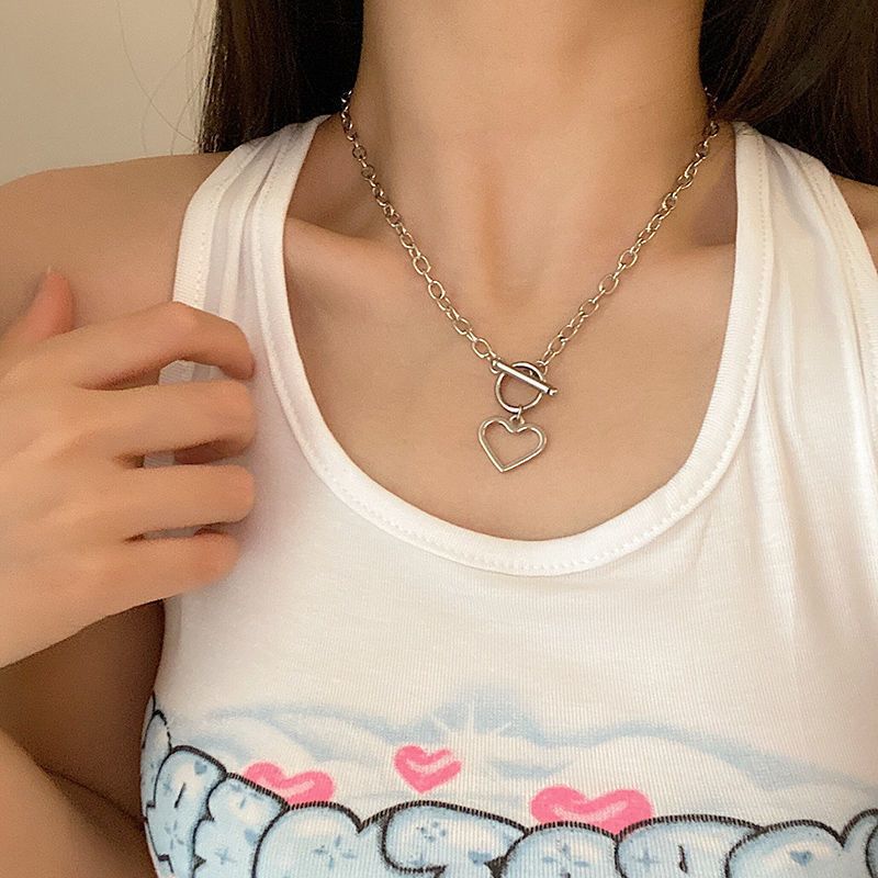 New Retro Hollow Heart Pendant Metal Texture Thick Chain Alloy Necklace