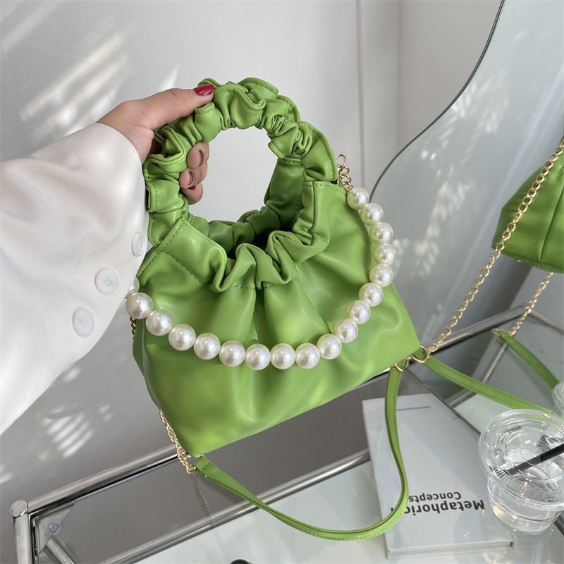 Koreanischer Stil Plissierte Einfarbige Perlenkettenkuriertasche 21 * 15 * 13cm
