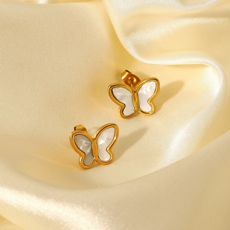 Goujon En Acier Inoxydable En Forme De Papillon Avec Coquille Blanche Naturelle En Or 18 Carats