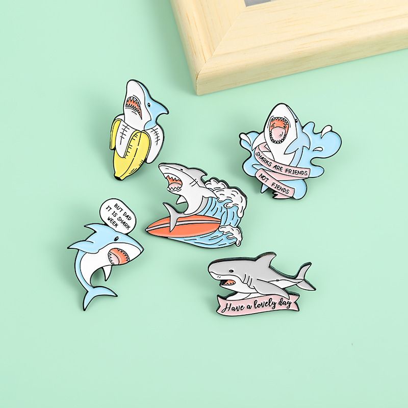Broche De Aleación De Aceite Por Goteo Con Letras De Serie De Tiburón Creativo De Dibujos Animados