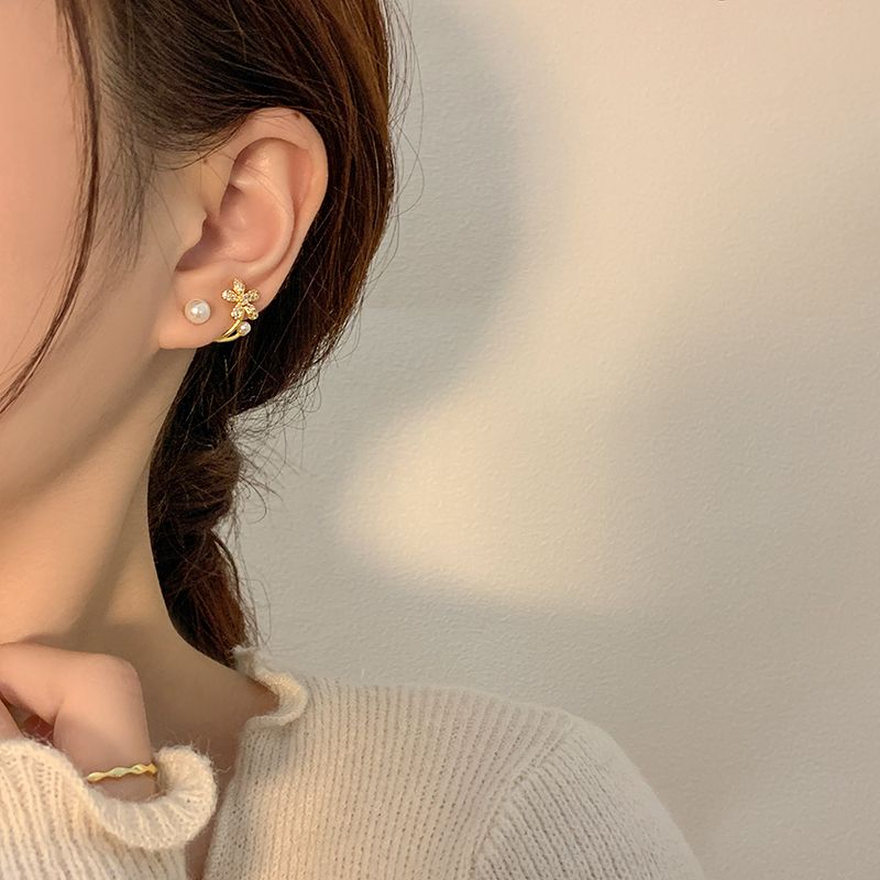 New Pearl Flower Stud Earrings