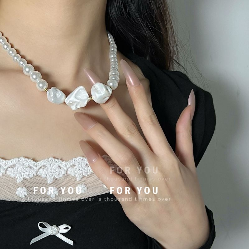 Retro Unregelmäßige Größe Perlenmode Spleißen Schlüsselbeinkette Halskette