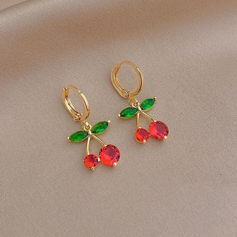 Lindos Pequeños Aretes De Frutas De Cereza Y Cobre Con Diamantes De Imitación.