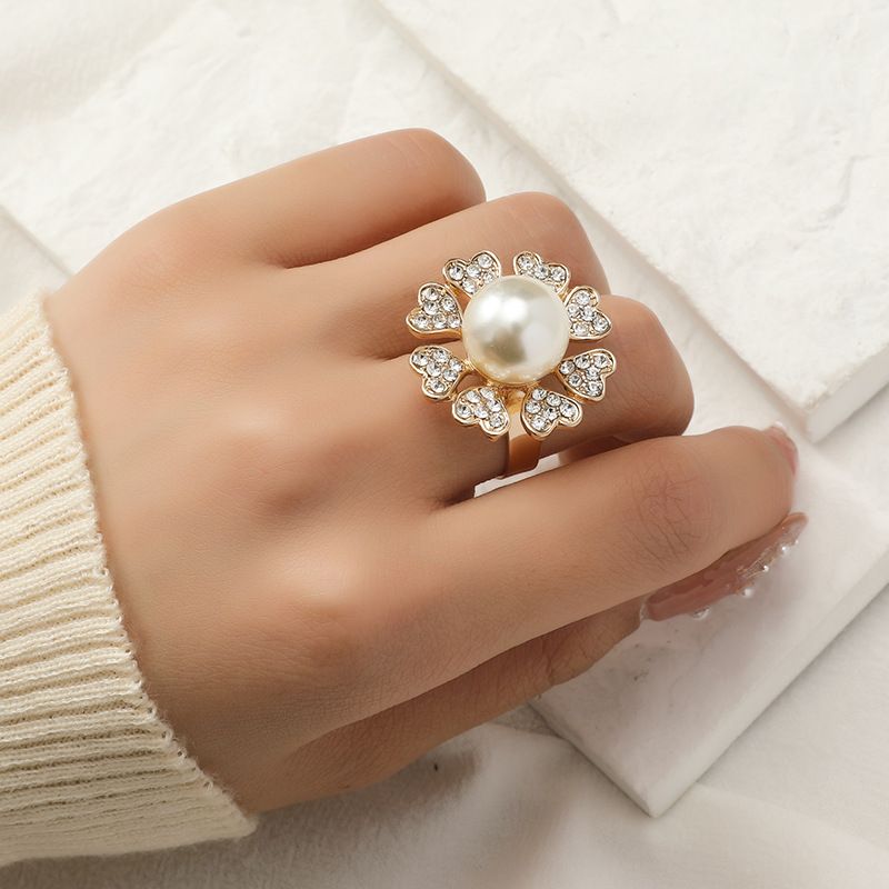 Anillo De Aleación De Flor De Trébol De Perla De Diamante Simple Creativo De Moda