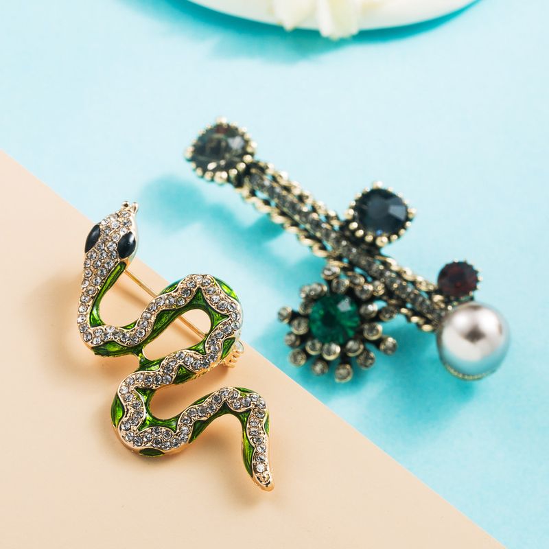 Fashion Alloy Diamond-encrusted Snake-shaped Brooch Cute Corsage Accessories