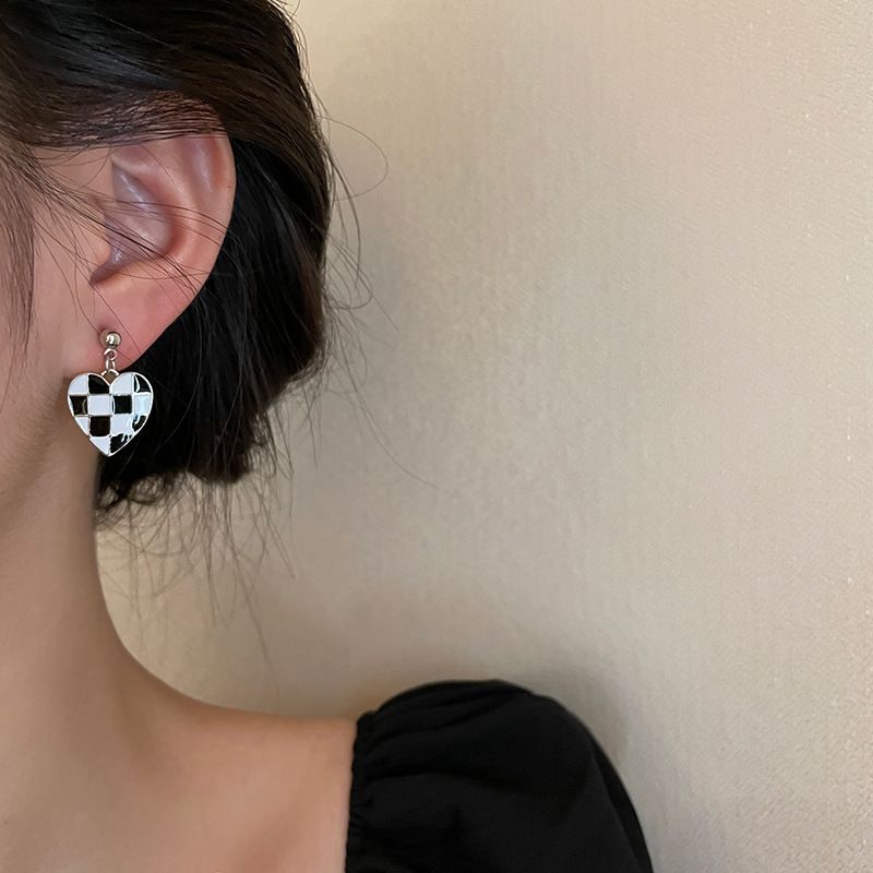 Fashion Heart-shaped Black And White Chess Alloy Earrings