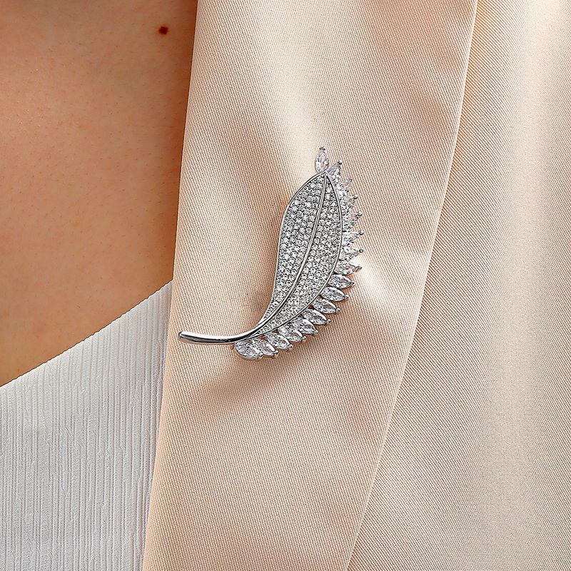 Fashion Copper Electroplated 18k White Gold Color Zircon Leaf Shaped Brooch