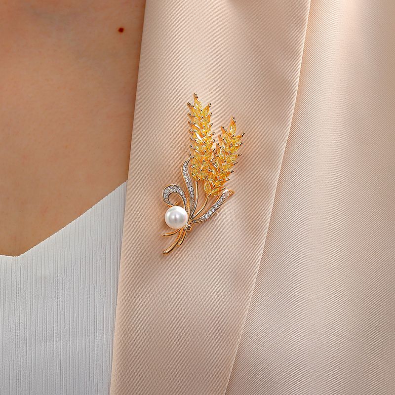 Fashion Retro Simple Copper Electroplated 18k Gold Zircon Pearl Brooch Accessories