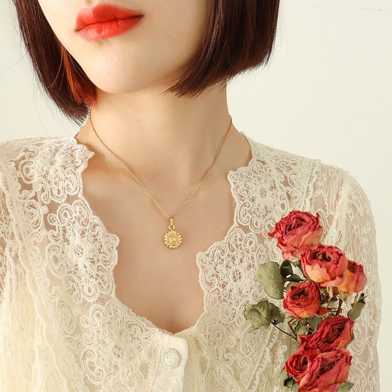 Fashion Classic Sun Flower Pendant Necklace Titanium Steel Gold Plated Clavicle Chain