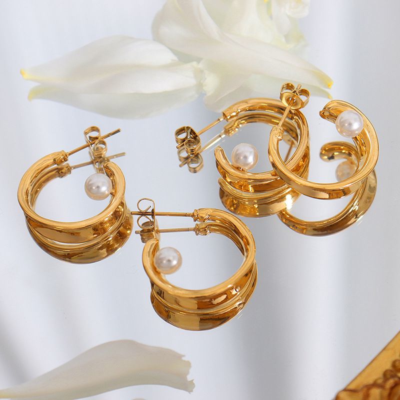 Fashionable Imitation Pearl C- Shaped Stud Earrings Girls Titanium Steel Plated 18k Gold