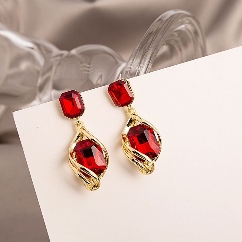 Red Maple Leaf Tassels Wine Red Crystal Inlaid Earrings Simple Elegant Ear Hanging