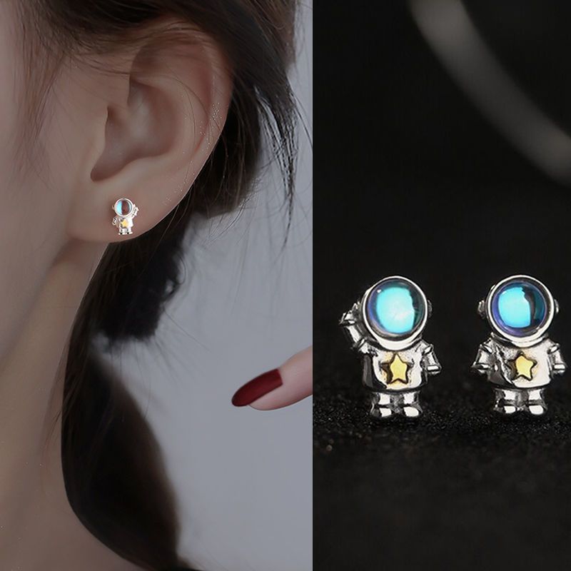 Venta Al Por Mayor De Aretes De Aleación De Piedra Lunar Con Diseño De Astronauta Creativo Lindo