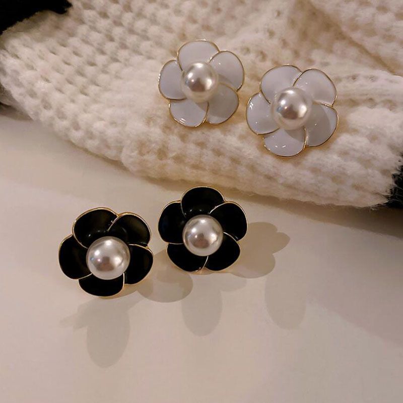 Mode Einfache Neue Perle Blume Dame Legierung Ohr Bolzen Ohrringe