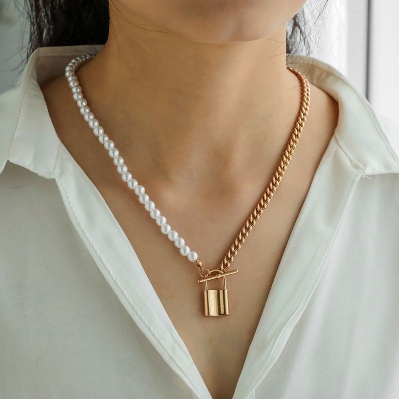 Neue Stil Goldene Künstliche Perle Legierung Anhänger Halskette