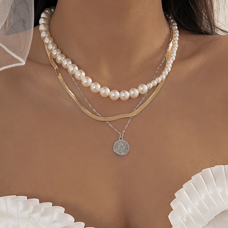Mode Retro Patchwork Imitation Perle Schlüsselbein Kette Einfache Portrait Alloy Halskette Set