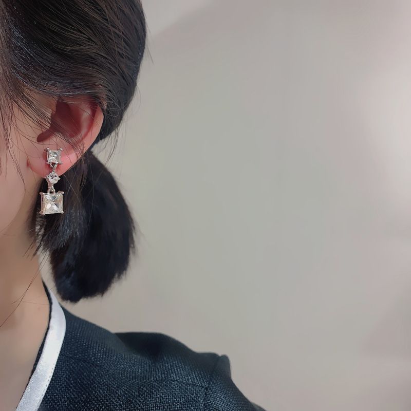 Mode Einfache Geometrische Diamant Quaste Stud Ohrringe Legierung Ohrringe