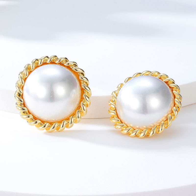Fashion Round Pearl Alloy Electroplated 18k Geometric Earrings