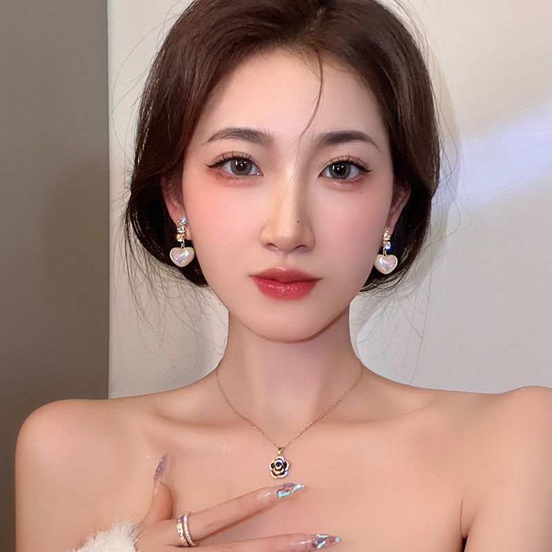 Fashion Simple Zircon Pearl Heart-shaped Female Earrings