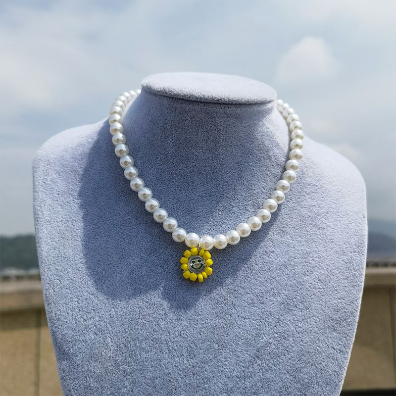 2022 Nouveau Simple Smiley Visage Pendentif Perlé Fait Main Perle Collier Clavicule Chaîne En Gros