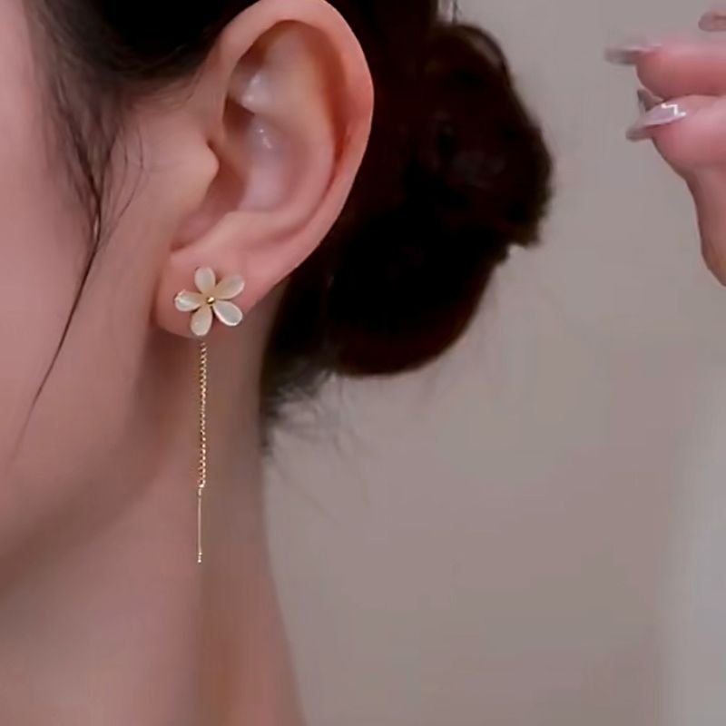 Frau Koreanische Art Blume Legierung Ohrringe Quaste Opal Ohrringe
