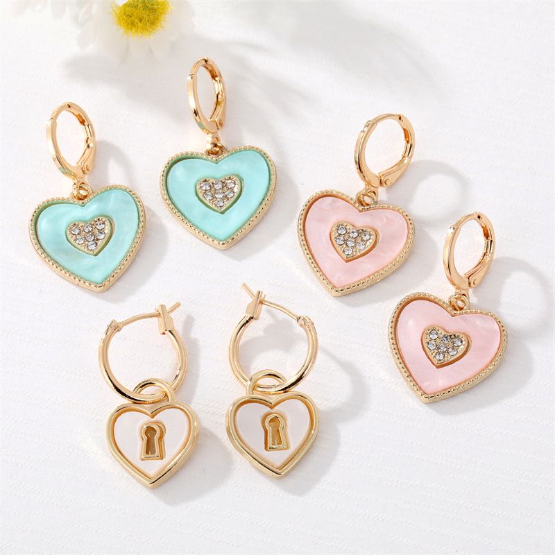 Fashion New Retro Heart Shaped Inlay Rhinestone Alloy Earrings