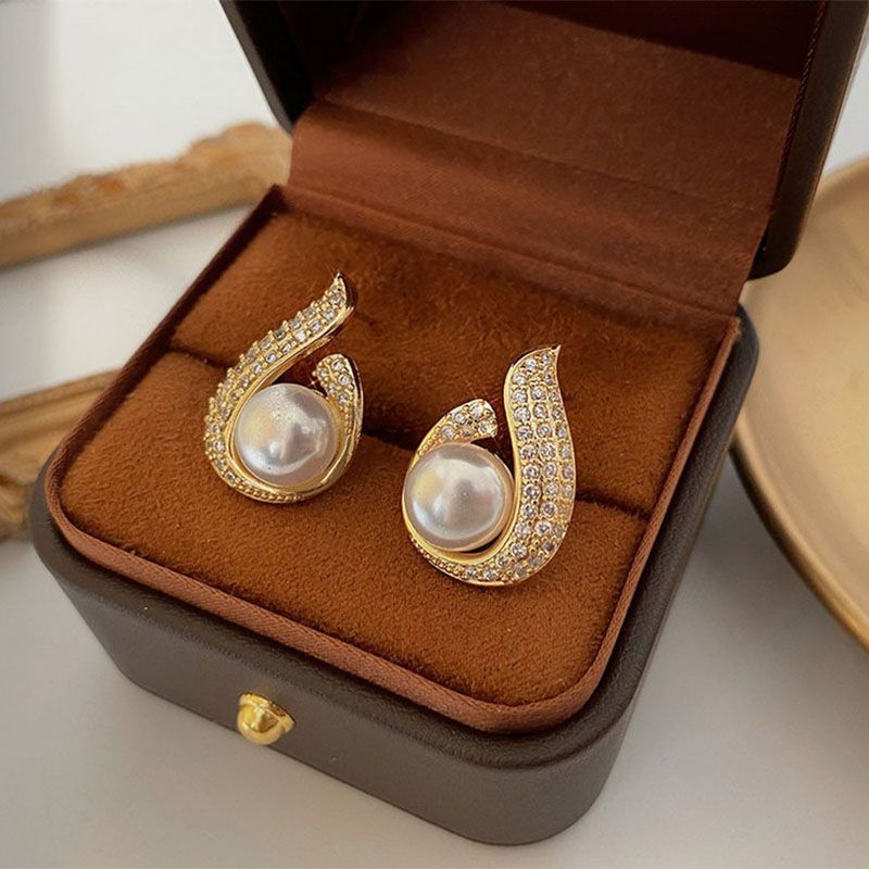 Mujeres Moda Irregular Gotitas De Agua Aleación Pendientes Enchapado Embutido Perla Artificial Diamantes De Imitación Pendientes De Botón