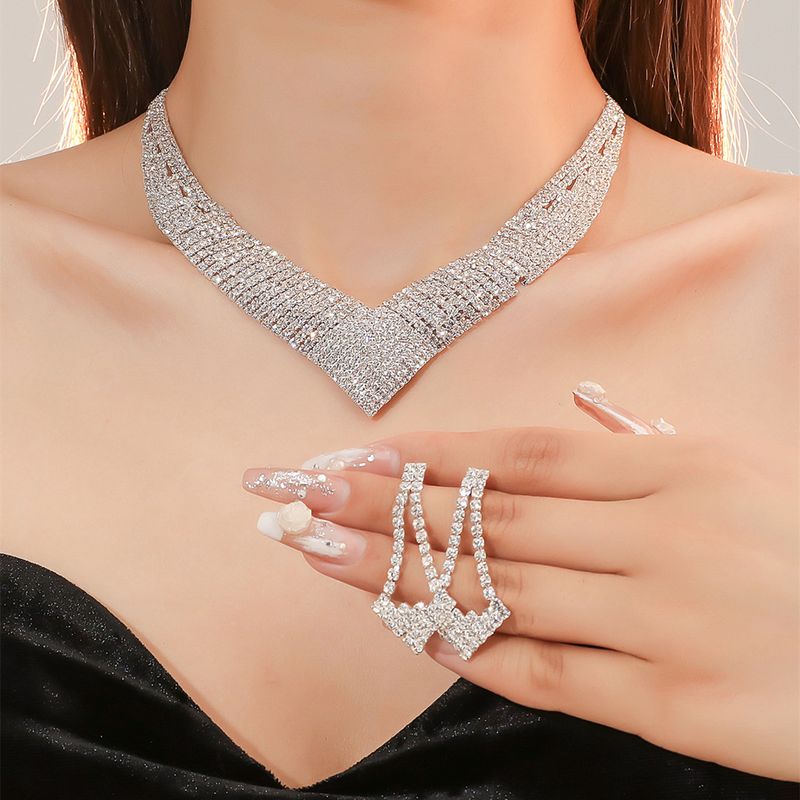 Reina Forma V Borla Aleación Enchapado Diamantes De Imitación Pendientes Collar 1 Juego
