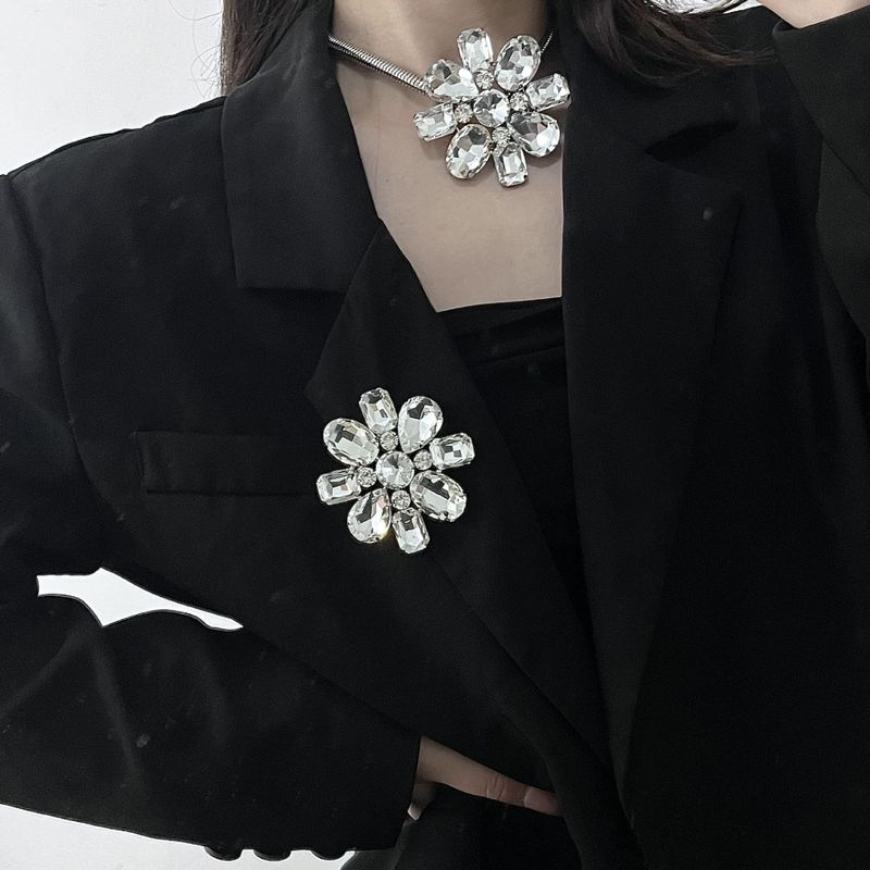 Moda Geométrico Flor Aleación Embutido Diamante De Imitación Broches Collar