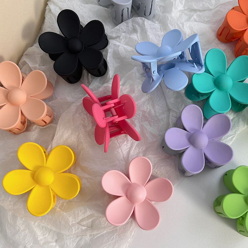 Sweet Flower Plastic Resin Hair Claws 1 Piece