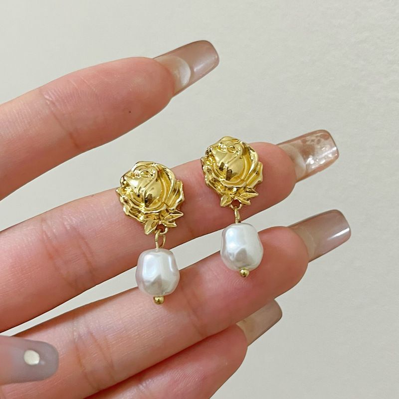 Retro Flower Imitation Pearl Alloy Pleated Earrings