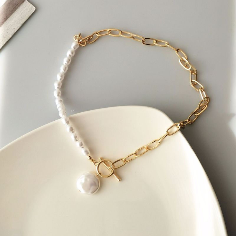 Großhandel Schmuck Einfacher Stil Runden Künstliche Perle Eisen Überzug Halskette Mit Anhänger