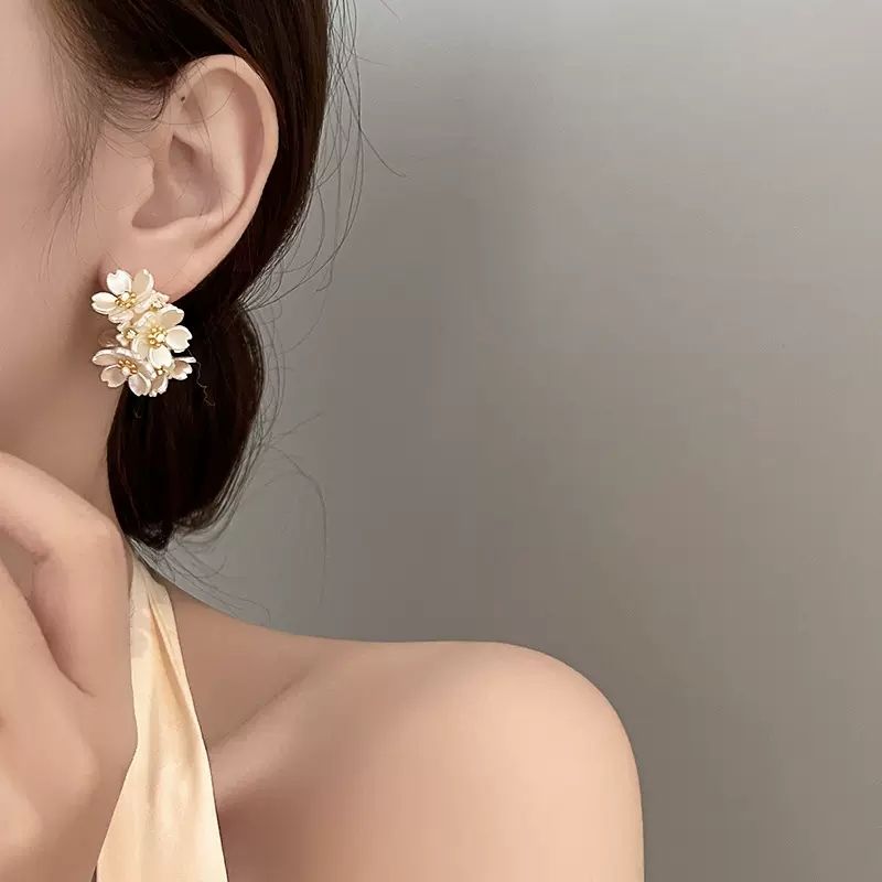 Simple Style Flower Alloy Three-dimensional Shell Women's Drop Earrings 1 Pair