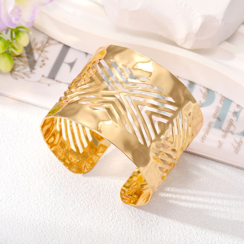Vintage Style Rhombus Alloy Plating Hollow Out Women's Bangle 1 Piece