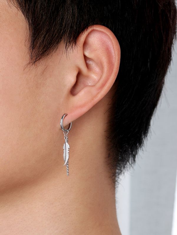 1 Piece Retro Leaf Asymmetrical Titanium Steel Earrings