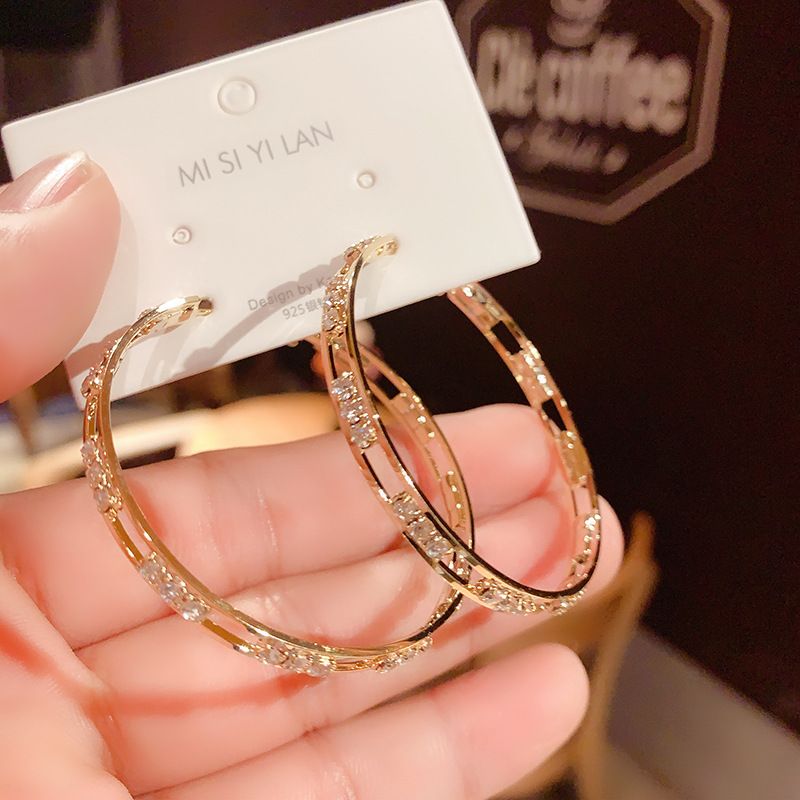 Moda Ronda Metal Embutido Diamantes De Imitación Mujeres Pendientes De Aro 1 Par