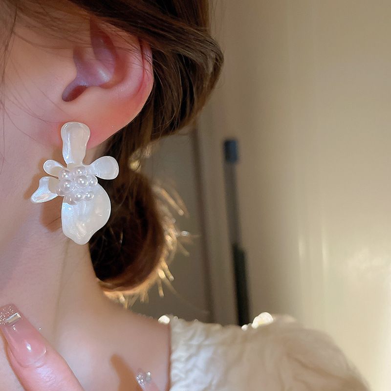 Sweet Flower Arylic Imitation Pearl Women's Ear Studs 1 Pair