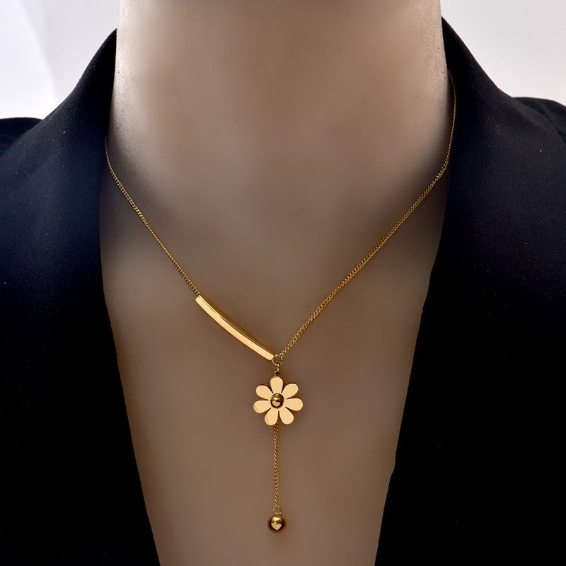Elegant Daisy Titanium Steel Pendant Necklace 1 Piece