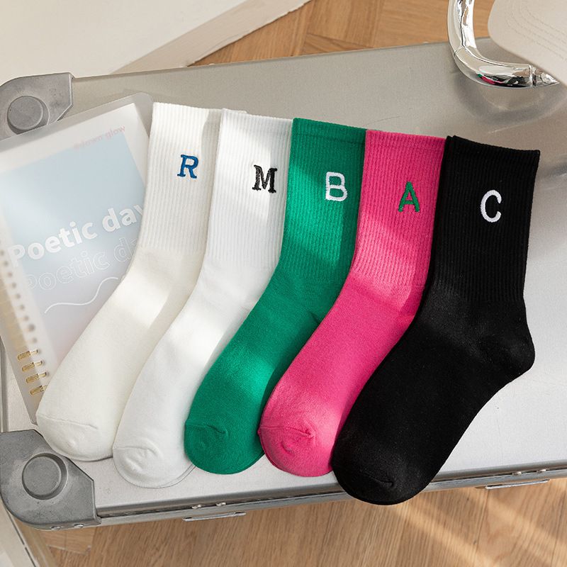 Frau Mode Brief Einfarbig Baumwolle Stickerei Crew Socken Ein Paar