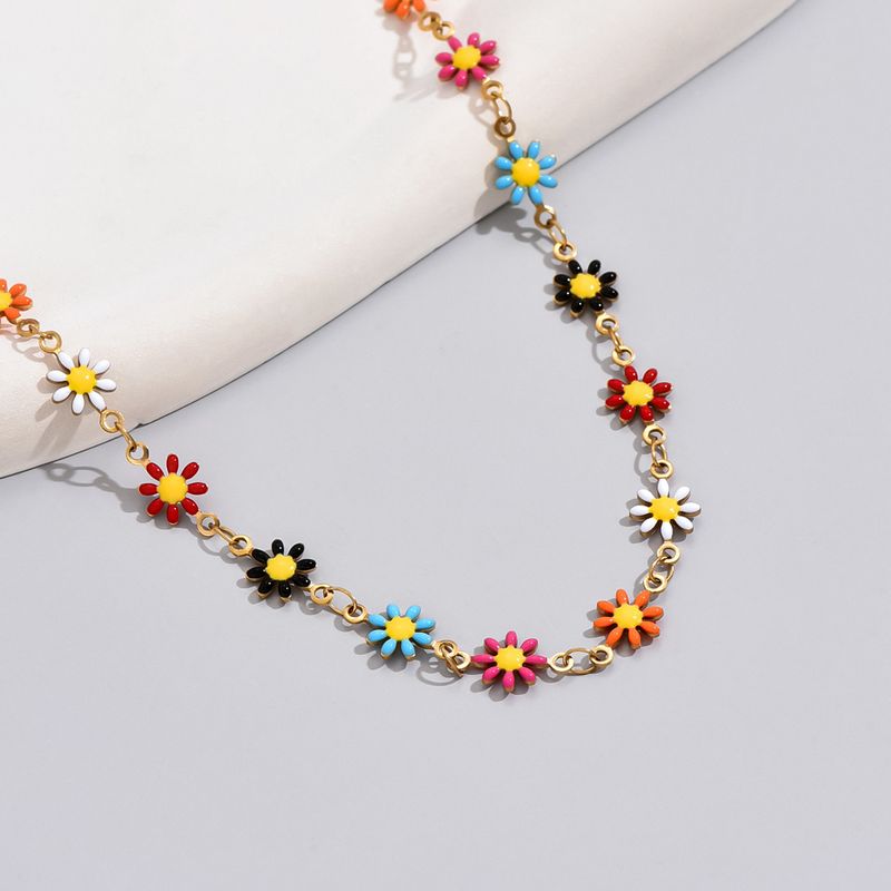 Style Simple Petites Fleurs Ovale Chrysanthème Acier Au Titane Placage Plaqué Or 18k Collier